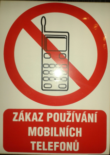 Tabulka - ZÁKAZ POUŽÍVÁNÍ MOBILNÍCH TELEFONŮ