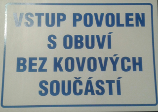 Tabulka - VSTUP POVOLEN S OBUVÍ BEZ KOVOVÝCH SOUČÁSTÍ
